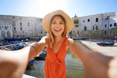 自拍女孩南部意大利年轻的旅游女人采取肖像古老的港口垄断阿普利亚意大利