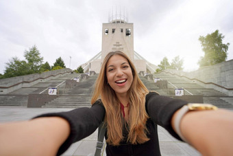 美丽的年轻的女人采取自拍照片前面利物浦大都会大教堂英格兰
