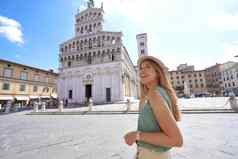 发现托斯卡纳美丽的旅游女人参观历史小镇卢卡托斯卡纳意大利