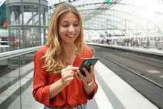 微笑有吸引力的巴西旅行者乘客购买票在线智能手机火车站复制空间