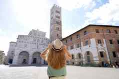 旅游托斯卡纳回来视图年轻的旅游女人参观卢卡大教堂托斯卡纳意大利