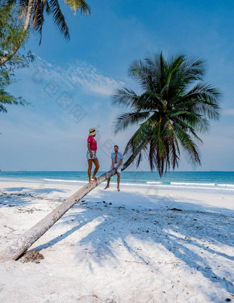夫妇假期泰国<strong>春</strong>蓬省白色热带海滩棕榈树wua莱恩海滩