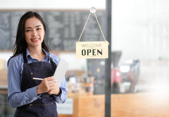 启动成功的小业务老板锻造美女孩站平板电脑智能手机咖啡商店餐厅肖像亚洲如此女人咖啡师咖啡馆老板锻造企业家卖方业务概念