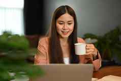 有吸引力的女人企业家喝咖啡检查业务电子邮件移动PC电脑