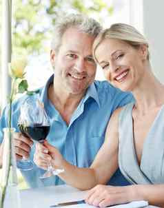 强大的年爱的的关系快乐成熟的夫妇敬酒爱眼镜酒在户外