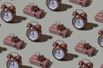 棕色（的）礼物盒子模板弓报警时钟灰色的背景节日简约概念