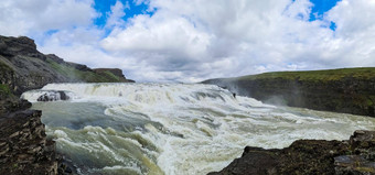 神奇的瀑布景观冰岛岩石草