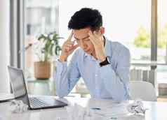 压力焦虑头疼商人移动PC工作在线报告建议文案办公室桌子上工作场所倦怠沮丧企业工人问题失败错误