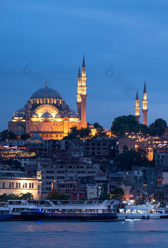 苏莱曼尼耶清真寺晚上照明尖塔鲁斯特姆帕夏清真寺伊斯坦布尔火鸡