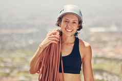 体育女人头盔绳子山岩石攀爬徒步旅行冒险在户外锻炼健身极端的登山者微笑感觉肾上腺素动机极端的体育运动