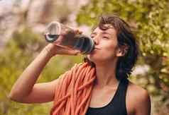 水瓶徒步旅行锻炼女人感觉渴了住水化健身锻炼岩石攀爬自然健康健康电解液运动员女冒险