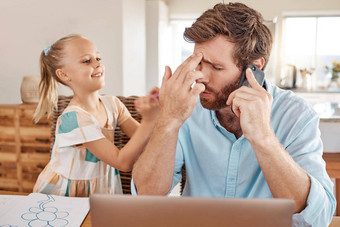 压力头疼父亲电话调用孩子工作首页远程焦虑抑郁强调自由爸爸倦怠业务男人。管理工作生活平衡孩子