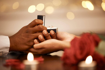 环爱婚姻建议夫妇浪漫的日期持有手大订婚问题承诺周年纪念日礼物男人。未婚夫女人订婚了