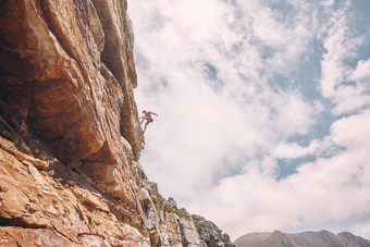 岩石体育运动山冒险男人。登山者免费的攀爬岩石山体育人自然户外悬崖墙经验自由生活方式健康的强度挑战