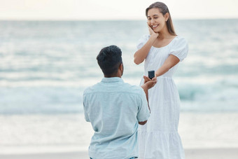 爱海滩建议夫妇订婚环海洋女人男人。海钻石环哇希望未来的关系夏天婚姻公告