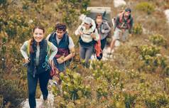 集团朋友徒步旅行小道山营自然景观极端的冒险假期团队人探索地球徒步旅行旅行山山假期