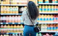 黑色的女人客户购物汁超市杂货店商店折扣价格健康的水果品牌产品非洲女孩购物者饮料架子上买出售提供食品杂货饮料
