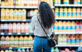 黑色的女人客户购物汁超市杂货店商店折扣价格健康的水果品牌产品非洲女孩购物者饮料架子上买出售提供食品杂货饮料
