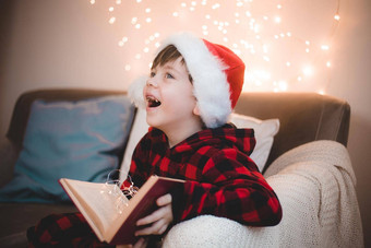 男孩圣诞老人他阅读书生活方式沙发阅读书一年的情绪