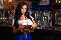 啤酒节浅黑肤色的女人女人持有啤酒杯子酒吧