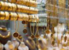 金项链展示珠宝商店