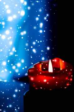 红色的假期蜡烛黑暗闪闪发光的下雪背景奢侈品品牌设计圣诞节年夏娃情人节一天