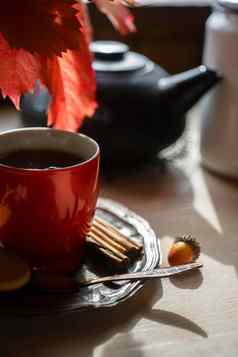杯茶红色的秋天叶子黑色的茶能秋天早....概念