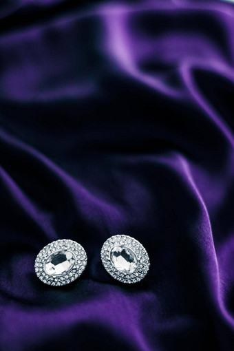 奢侈品钻石耳环黑暗紫罗兰色的丝绸织物假期魅力Jewelery现在