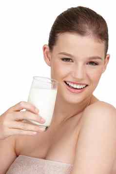 牛奶强大的健康的骨头微笑十几岁的女孩持有玻璃牛奶