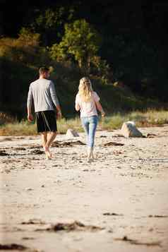 支出完美的时间后视镜拍摄年轻的夫妇走桑迪海滩