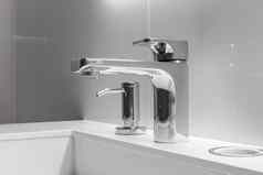 特写镜头不锈钢水龙头肥皂自动售货机清洁洗水槽现代浴室
