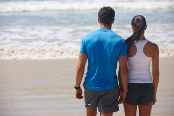 美丽的<strong>相比</strong>后视镜拍摄年轻的夫妇走海滩穿运动服装