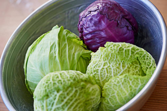 凉拌卷心菜紫色的绿色卷心菜碗