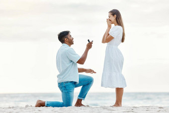 订婚海滩夫妇婚姻建议环浪漫的假期爱浪漫快乐夫妇订婚了夏天假期自然海洋