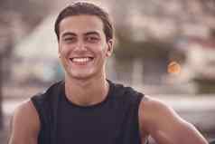 体育运动男人。葡萄牙开始健身锻炼培训在户外肖像快乐强大的健康的微笑年轻的运动员有氧运动体育锻炼放松幸福