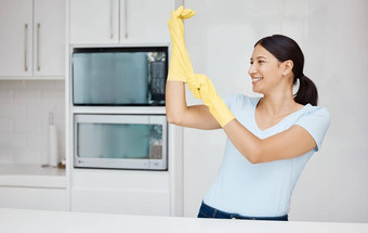 清洁安全消毒女人更清洁的橡胶手套准备好了家务房子工作卫生清洁洗有吸引力的年轻的女洗首页厨房微笑