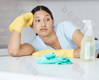 清洁科维德卫生无聊女人更清洁的喷雾瓶洗手液负表达式家务清洁消毒年轻的女不开心做家务