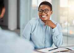 快乐黑色的女人微笑成功办公室讨论项目计划策略工作场所非洲业务女人微笑工作讨论金融职业生涯工作公司