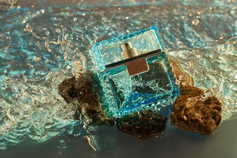 香水化妆品品牌概念香水瓶站海岩石洗海波水香水奢侈品美品牌