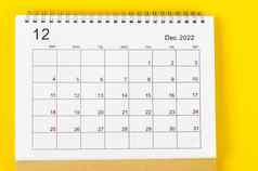 12月每月桌子上日历一年黄色的背景