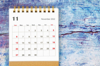 11月每月桌子上日历一年蓝色的木背景