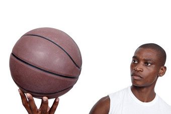 时间拍摄篮球工作室拍摄年轻的篮球球员站篮球白色背景