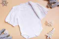白色婴儿紧身衣裤毛衣模型标志文本设计米色背景冬天decotations前视图