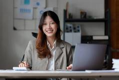 亚洲业务女人会计数学分析计算器文书工作桌子上账户审计储蓄概念
