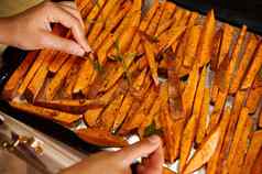 健康的甜蜜的土豆薯条烘焙表美味的素食主义者餐烤巴塔塔楔形烤迷迭香叶子