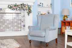 蓝色的扶手椅站壁炉古董家具舒适的房间室内时尚的生活房间圣诞节时间冬天假期