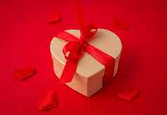 礼物盒子心形状弓红色的背景圣情人节一天