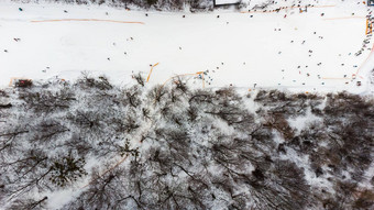 无人机视图坡滑雪度假胜地森林滑雪坡空气冬天景观无人机雪景观滑雪度假胜地空中摄影