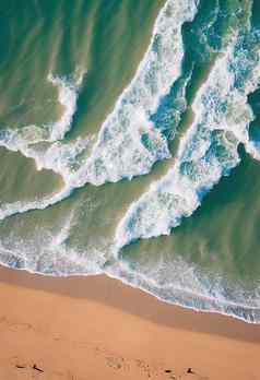 海滩波空中视图蓝色的海洋前视图无人机