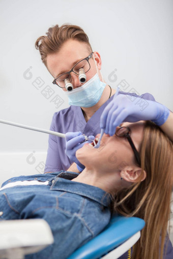 专业牙医任命病人